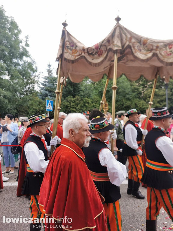 Boże Ciało w Łowiczu - tysiące ludzi na procesji