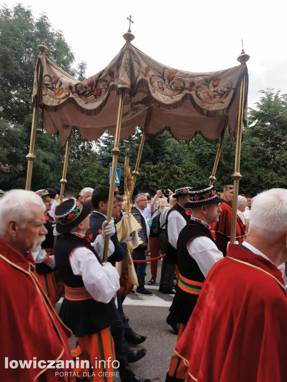 Boże Ciało w Łowiczu - tysiące ludzi na procesji