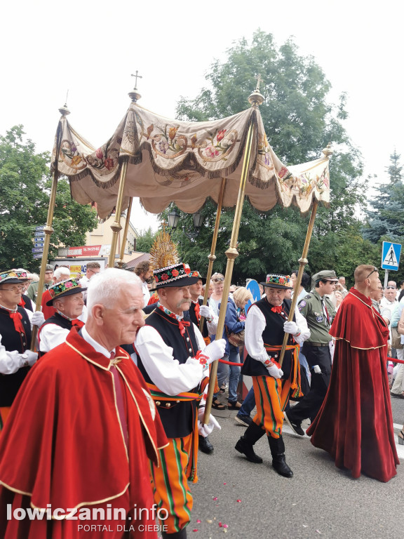 Boże Ciało w Łowiczu - tysiące ludzi na procesji