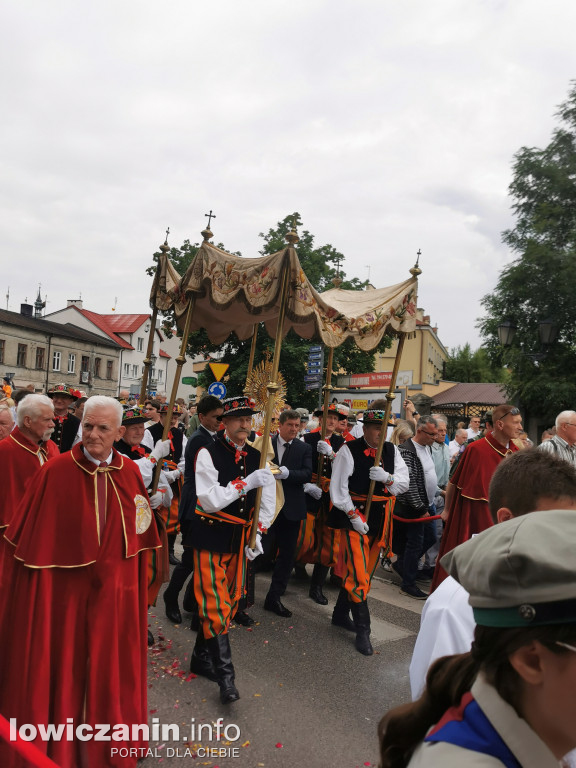 Boże Ciało w Łowiczu - tysiące ludzi na procesji
