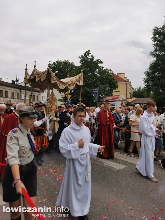 Boże Ciało w Łowiczu - tysiące ludzi na procesji