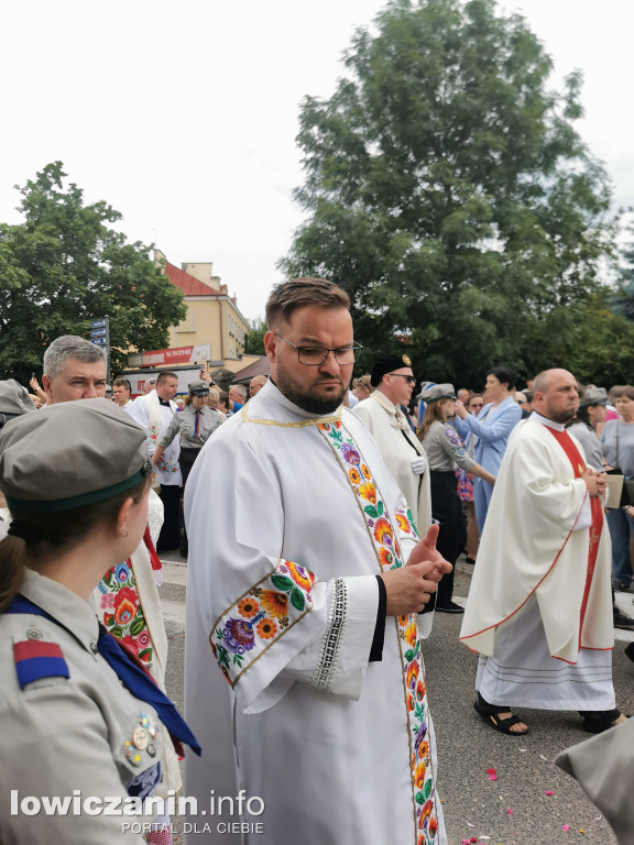 Boże Ciało w Łowiczu - tysiące ludzi na procesji