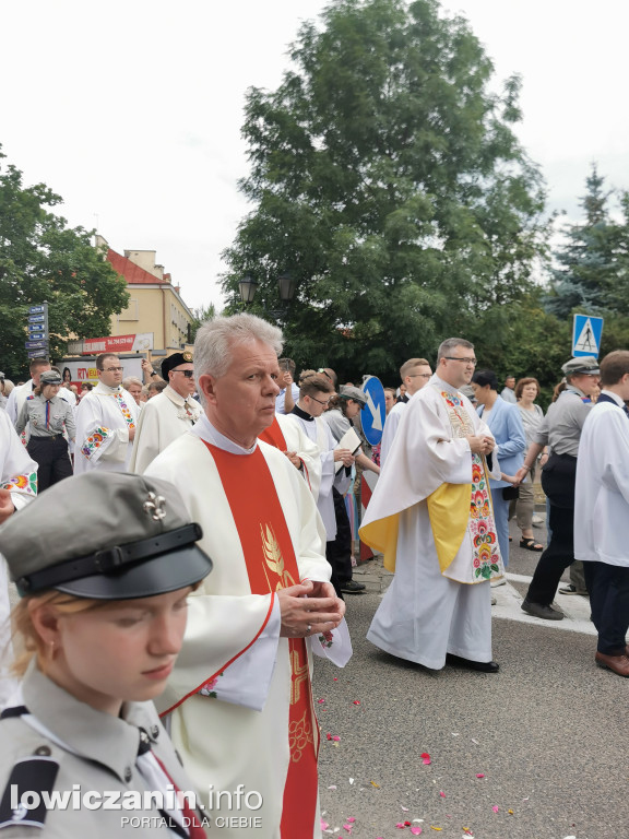 Boże Ciało w Łowiczu - tysiące ludzi na procesji