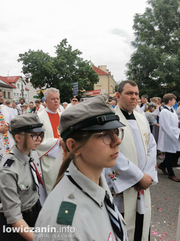 Boże Ciało w Łowiczu - tysiące ludzi na procesji