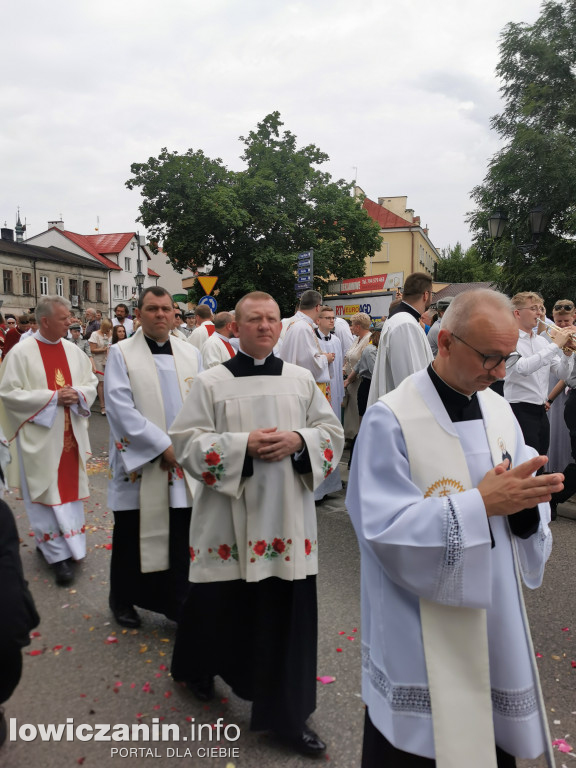 Boże Ciało w Łowiczu - tysiące ludzi na procesji