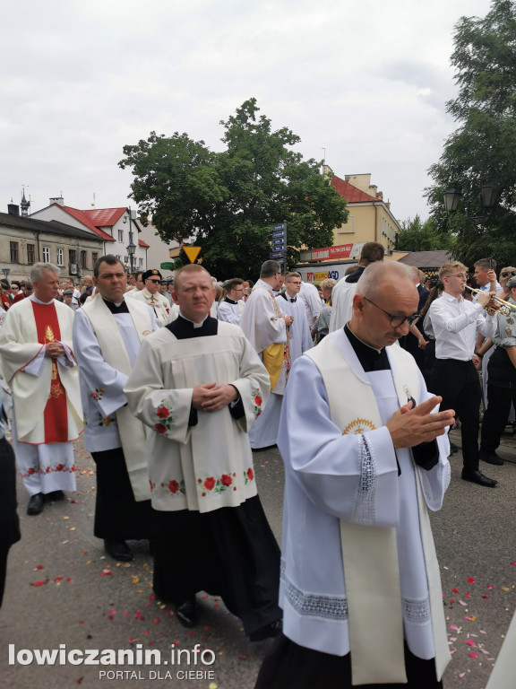Boże Ciało w Łowiczu - tysiące ludzi na procesji