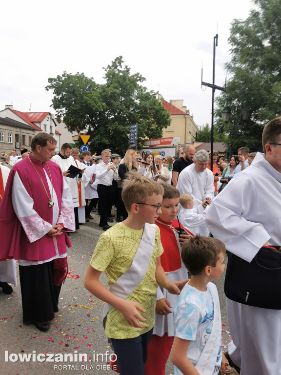 Boże Ciało w Łowiczu - tysiące ludzi na procesji