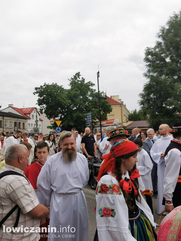 Boże Ciało w Łowiczu - tysiące ludzi na procesji