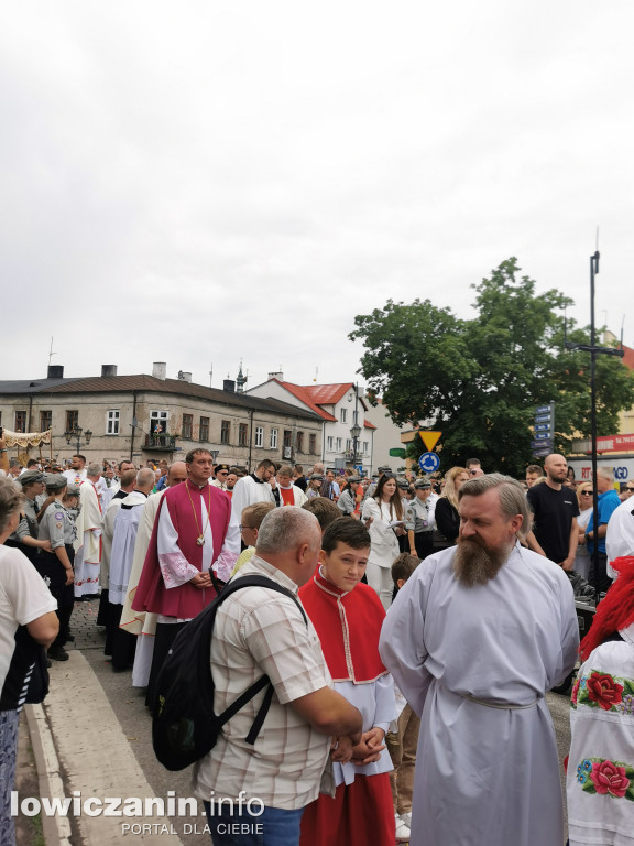 Boże Ciało w Łowiczu - tysiące ludzi na procesji