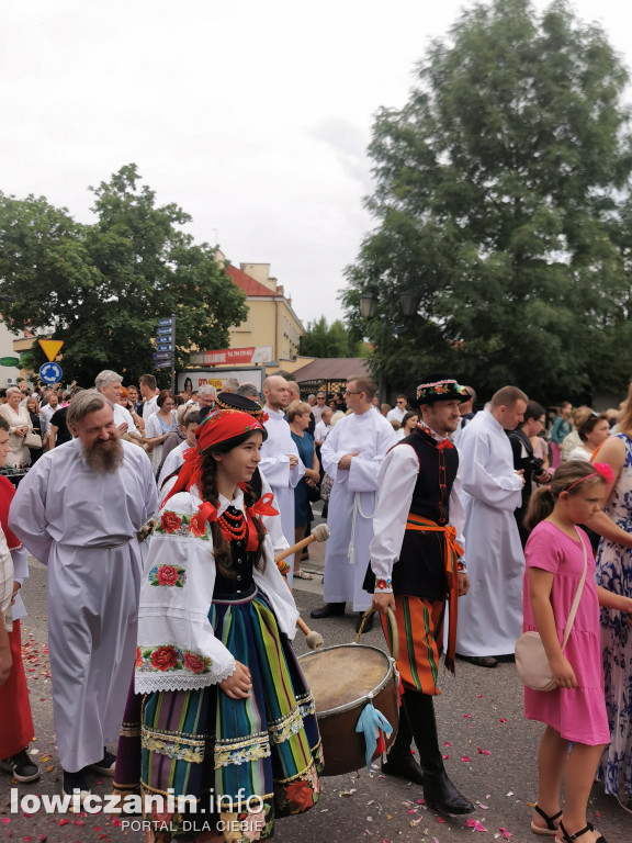 Boże Ciało w Łowiczu - tysiące ludzi na procesji