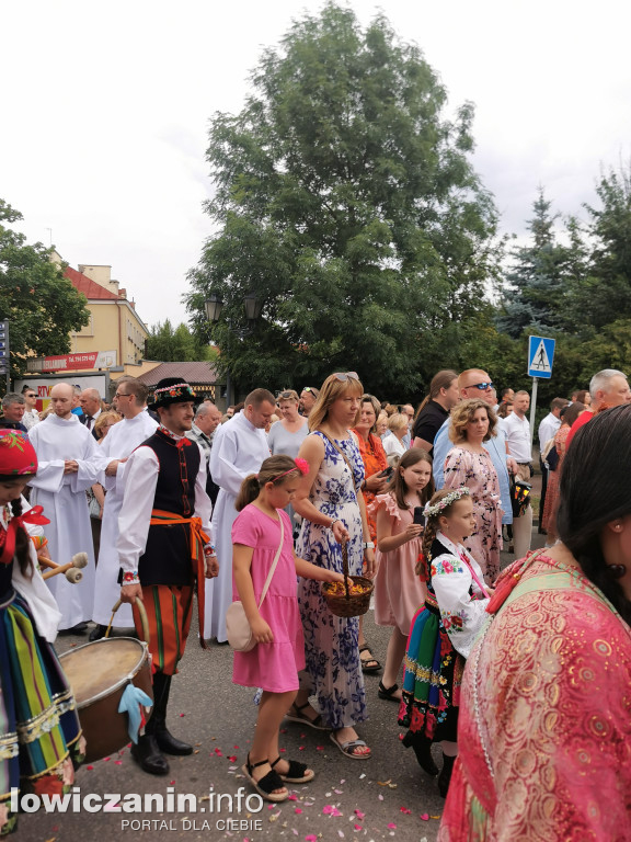 Boże Ciało w Łowiczu - tysiące ludzi na procesji