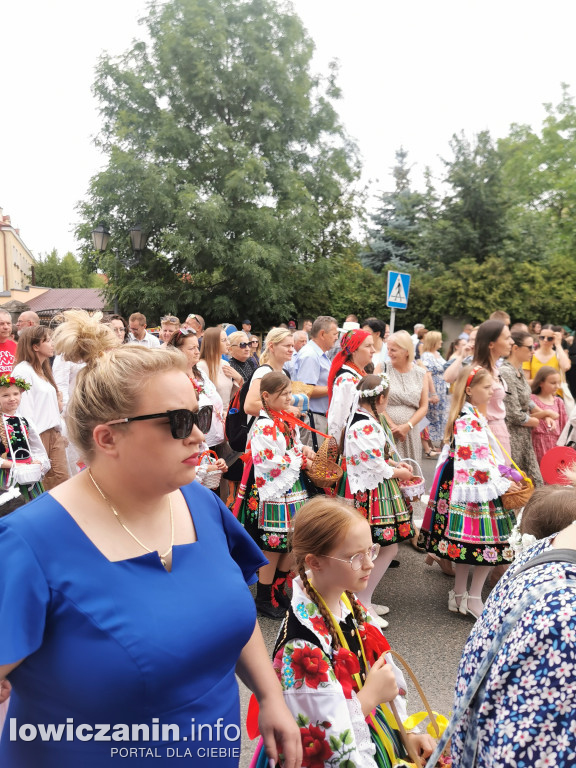Boże Ciało w Łowiczu - tysiące ludzi na procesji