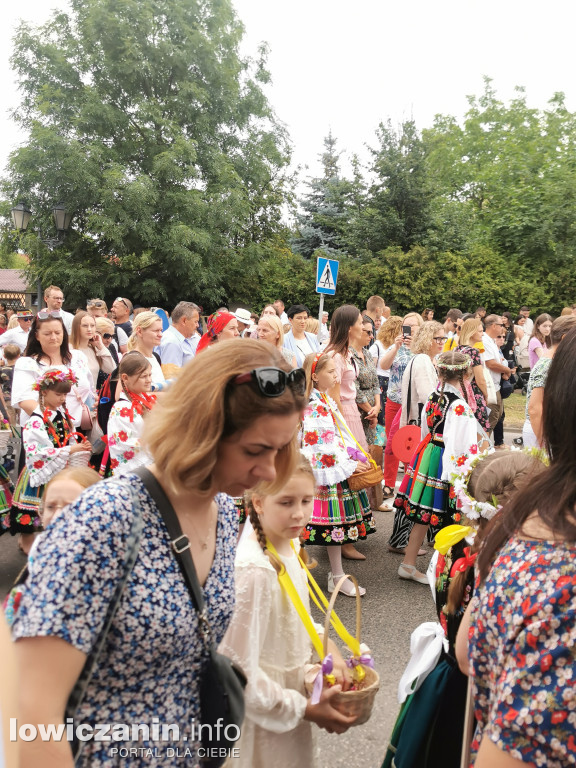 Boże Ciało w Łowiczu - tysiące ludzi na procesji