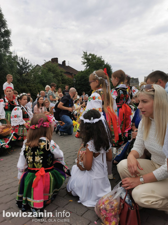 Boże Ciało w Łowiczu - tysiące ludzi na procesji
