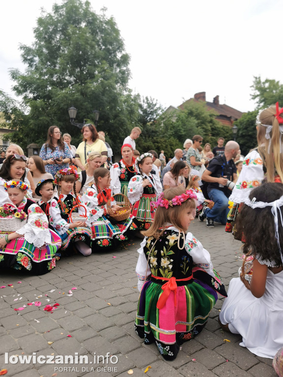 Boże Ciało w Łowiczu - tysiące ludzi na procesji