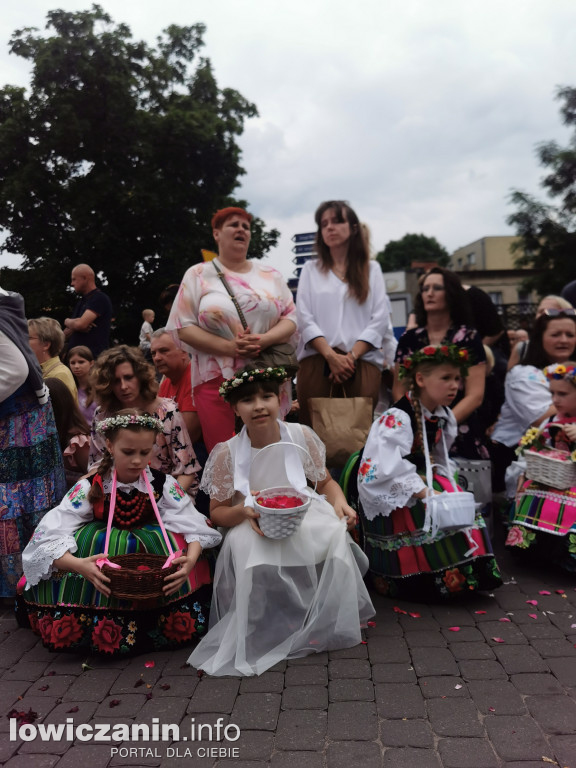 Boże Ciało w Łowiczu - tysiące ludzi na procesji