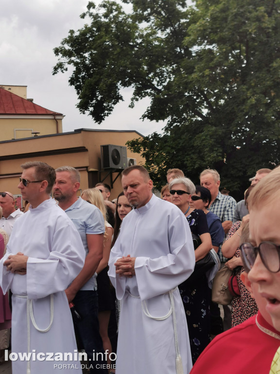 Boże Ciało w Łowiczu - tysiące ludzi na procesji