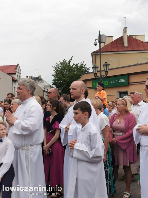 Boże Ciało w Łowiczu - tysiące ludzi na procesji