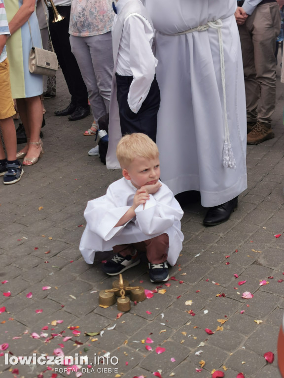 Boże Ciało w Łowiczu - tysiące ludzi na procesji