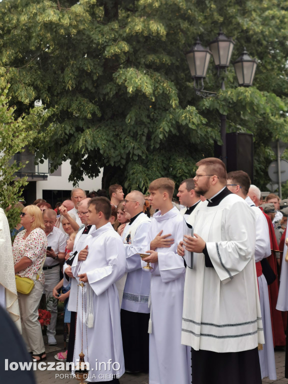 Boże Ciało w Łowiczu - tysiące ludzi na procesji