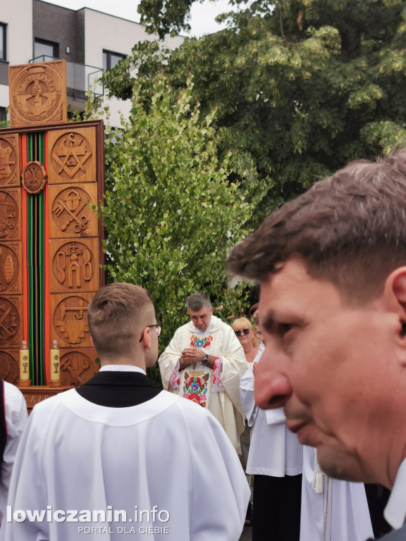 Boże Ciało w Łowiczu - tysiące ludzi na procesji