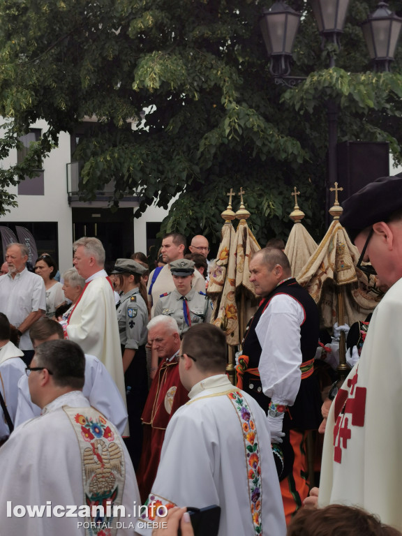 Boże Ciało w Łowiczu - tysiące ludzi na procesji