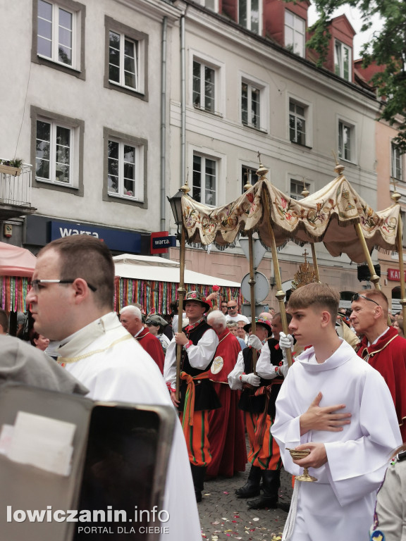 Boże Ciało w Łowiczu - tysiące ludzi na procesji