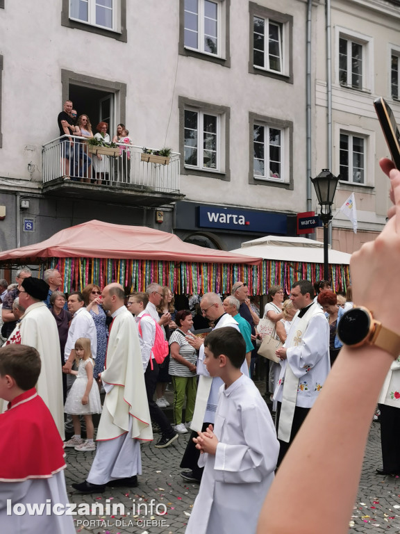 Boże Ciało w Łowiczu - tysiące ludzi na procesji