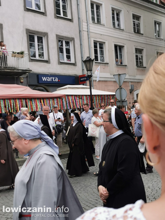 Boże Ciało w Łowiczu - tysiące ludzi na procesji