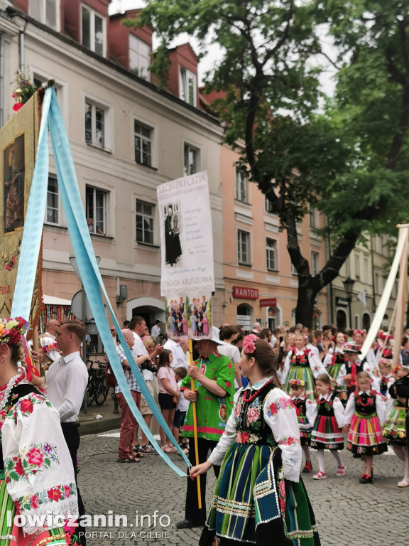 Boże Ciało w Łowiczu - tysiące ludzi na procesji