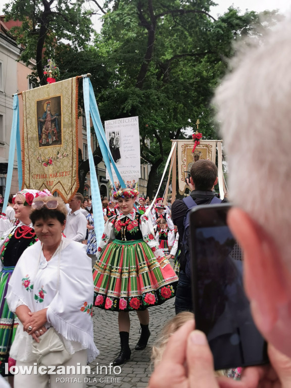 Boże Ciało w Łowiczu - tysiące ludzi na procesji