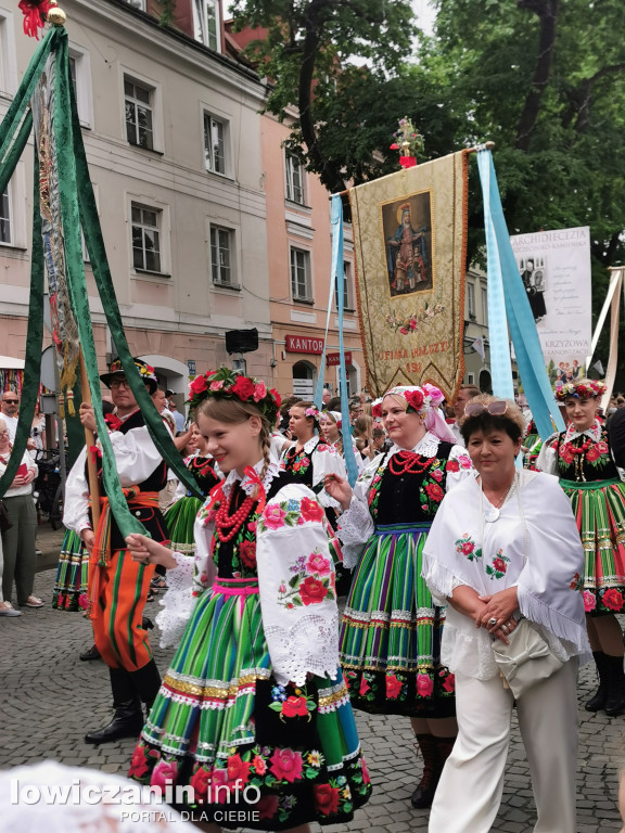 Boże Ciało w Łowiczu - tysiące ludzi na procesji