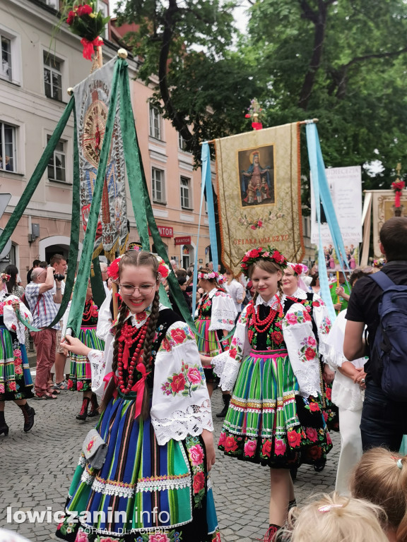 Boże Ciało w Łowiczu - tysiące ludzi na procesji