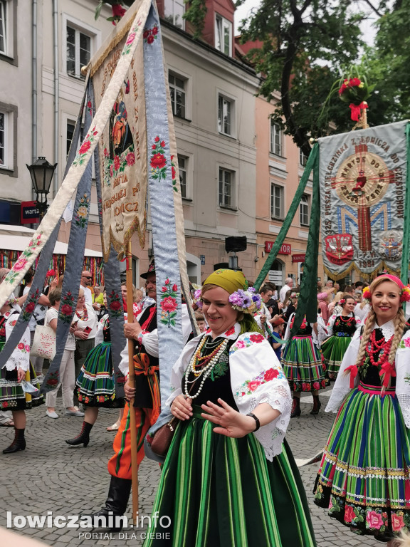 Boże Ciało w Łowiczu - tysiące ludzi na procesji