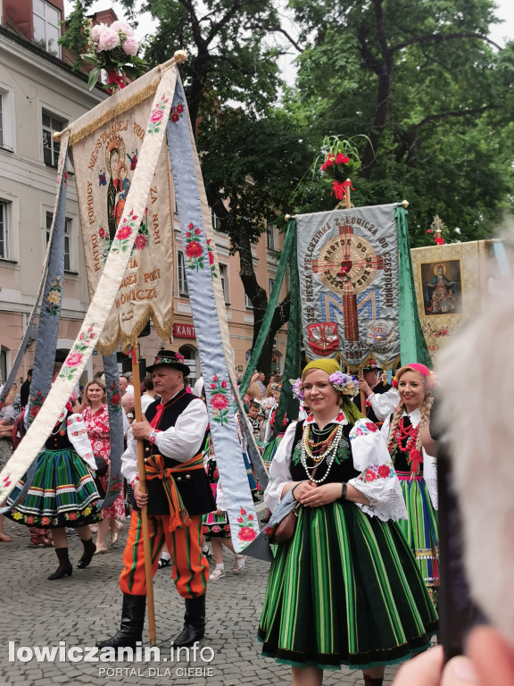 Boże Ciało w Łowiczu - tysiące ludzi na procesji