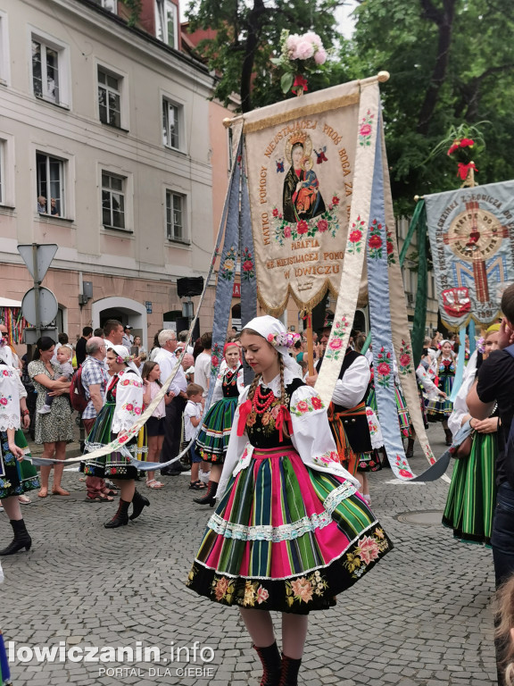 Boże Ciało w Łowiczu - tysiące ludzi na procesji