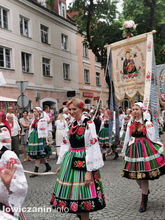 Boże Ciało w Łowiczu - tysiące ludzi na procesji