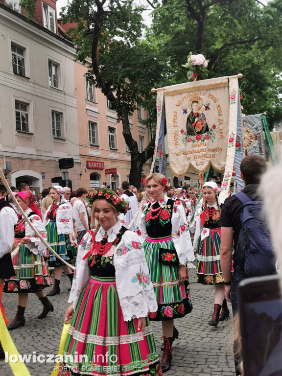 Boże Ciało w Łowiczu - tysiące ludzi na procesji