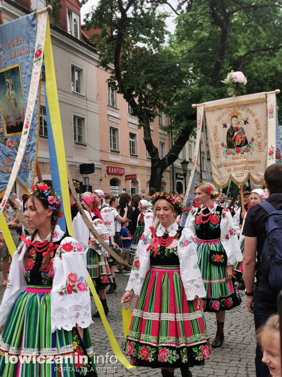 Boże Ciało w Łowiczu - tysiące ludzi na procesji
