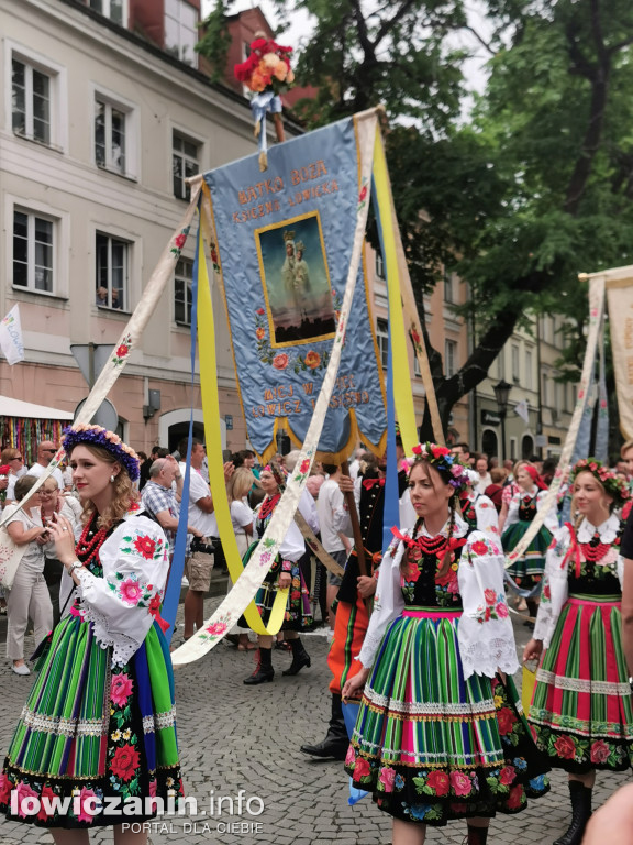 Boże Ciało w Łowiczu - tysiące ludzi na procesji
