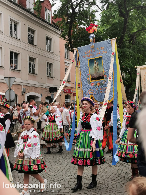 Boże Ciało w Łowiczu - tysiące ludzi na procesji