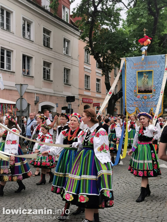 Boże Ciało w Łowiczu - tysiące ludzi na procesji