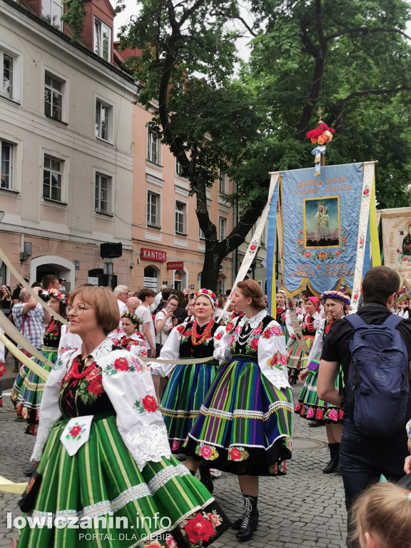 Boże Ciało w Łowiczu - tysiące ludzi na procesji