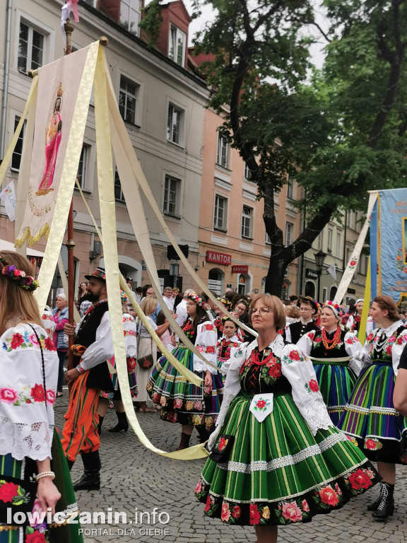 Boże Ciało w Łowiczu - tysiące ludzi na procesji