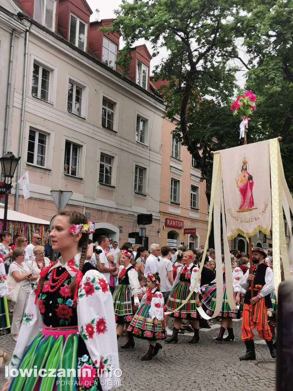 Boże Ciało w Łowiczu - tysiące ludzi na procesji