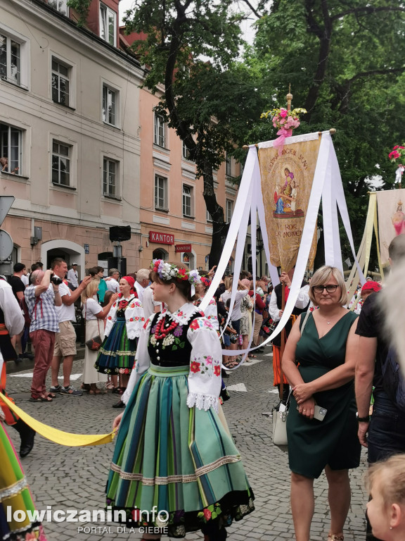 Boże Ciało w Łowiczu - tysiące ludzi na procesji