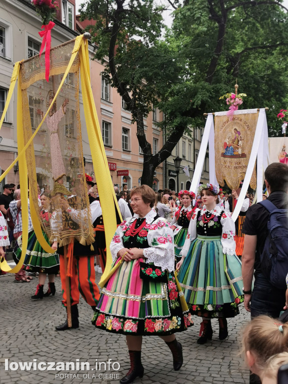 Boże Ciało w Łowiczu - tysiące ludzi na procesji