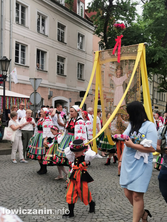 Boże Ciało w Łowiczu - tysiące ludzi na procesji
