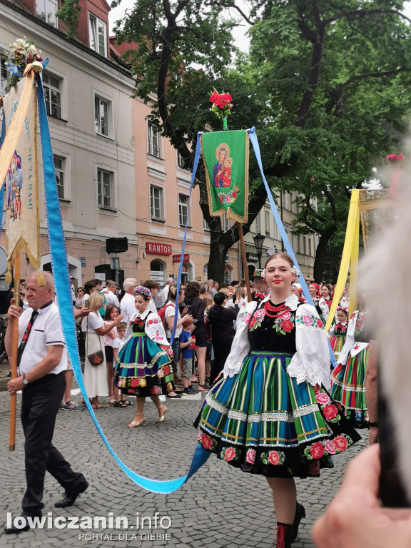 Boże Ciało w Łowiczu - tysiące ludzi na procesji