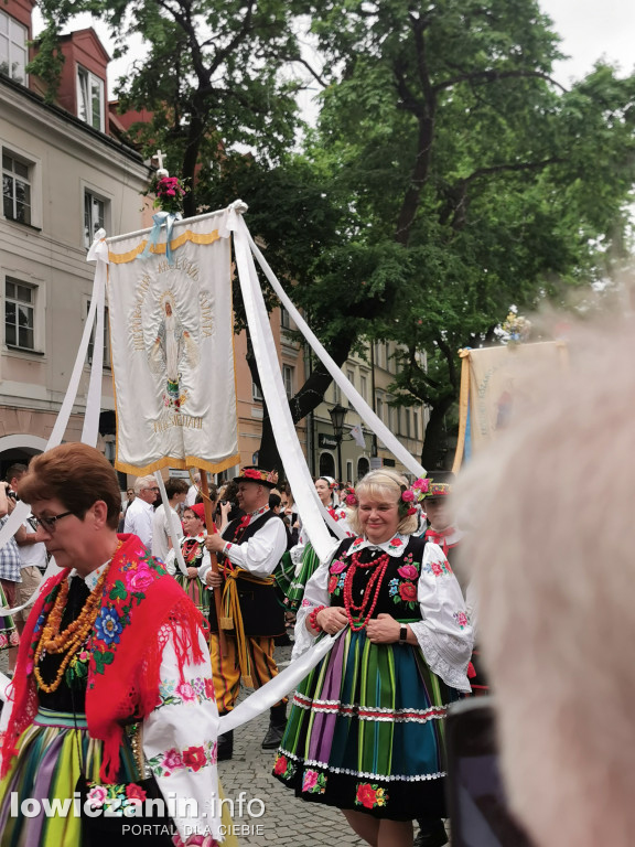 Boże Ciało w Łowiczu - tysiące ludzi na procesji